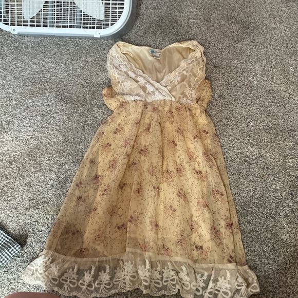 Yellow, white dress. worn a couple of times - Picture 1 of 4